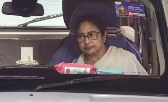 মমতার গাড়ি দেখেই ‘চোর-চোর’ স্লোগান বিজেপির!