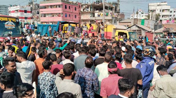 কারখানা খোলার দাবিতে ঢাকা-টাঙ্গাইল মহাসড়ক অবরোধ শ্রমিকদের