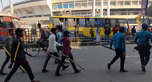 বিপিএল শুরুর আগে স্টেডিয়ামের গেট ভাঙচুর, ধাওয়া-পাল্টা ধাওয়া