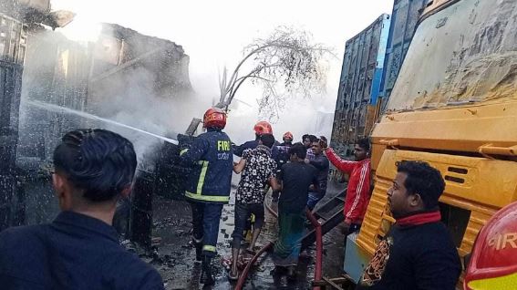 তেজগাঁওয়ের ট্রাকস্ট্যান্ডে আগুন নিয়ন্ত্রণে, পুড়েছে ৬ ট্রাক