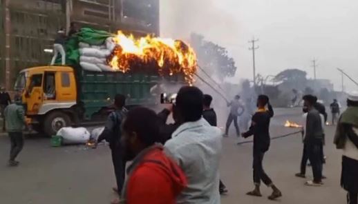 কারখানা খুলে দেয়ার দাবিতে শতাধিক যানবাহন ভাঙচুর বেক্সিমকোর শ্রমিকদের