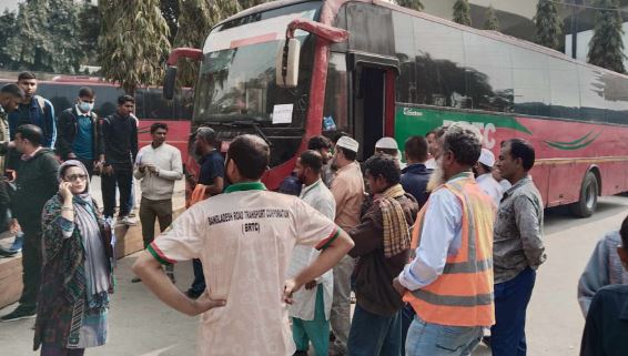 ট্রেনের টিকিটে বিআরটিসি বাসে গন্তব্যে যাচ্ছেন যাত্রীরা