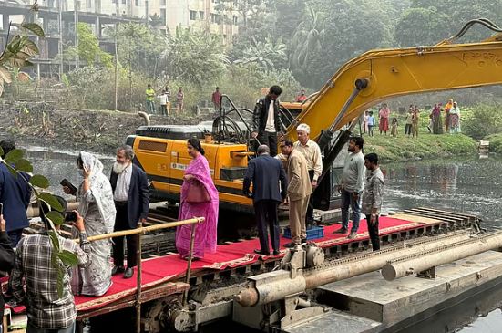 লালগালিচা বিছানো পথে খালে নেমে খননকাজ উদ্বোধন করলেন তিন উপদেষ্টা