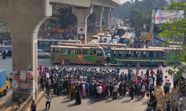 গণঅভ্যুত্থানে আহতদের শাহবাগ অবরোধ, পুনর্বাসন ও ক্ষতিপূরণ দাবি