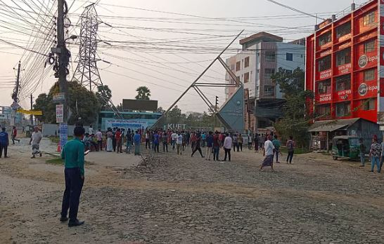 কুয়েটে ছাত্রদল ও বৈষম্যবিরোধী ছাত্র আন্দোলনের দফায় দফায় সংঘর্ষ