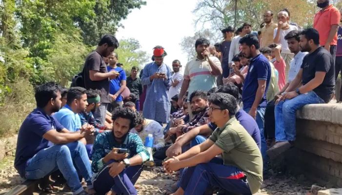 ঢাবিকেন্দ্রিক আধিপত্যের প্রতিবাদে রাজশাহীতে শিক্ষার্থীদের রেললাইন অবরোধ