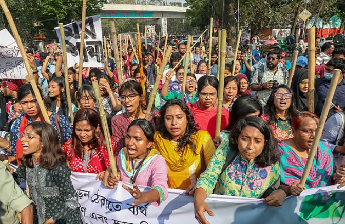 অব্যাহত ধর্ষণ ও নারী নিপীড়নের প্রতিবাদে ঢাকা বিশ্ববিদ্যালয়ে ‘লাঠিমিছিল’