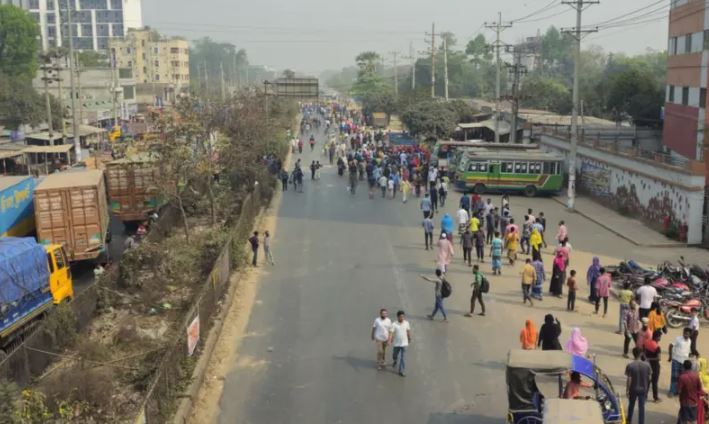 এবার ট্রাকচাপায় কারখানা শ্রমিক নিহত, গাজীপুরে মহাসড়ক অবরোধ