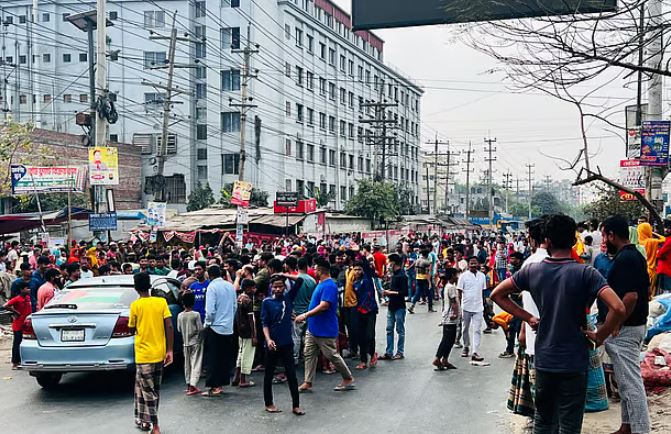 বোনাসের দাবিতে পোশাক শ্রমিকদের ঢাকা-ময়মনসিংহ মহাসড়ক অবরোধ