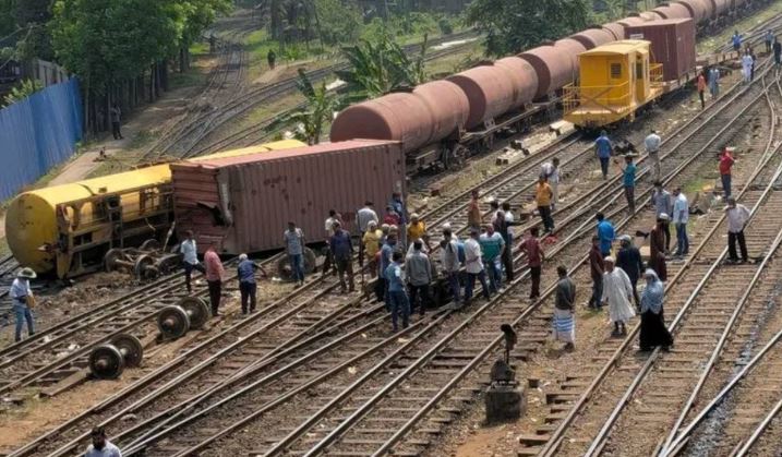 কমলাপুরে কনটেইনার ট্রেন লাইনচ্যুত, রেলযোগাযোগ ব্যাহত