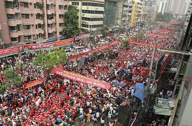 পল্টনে শ্রমিক দলের সমাবেশে নেতা-কর্মীদের ঢল, ভার্চুয়ালি বক্তব্য দেবেন তারেক