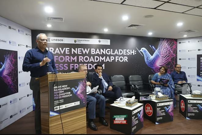 এখনো সাংবাদিকদের বিরুদ্ধে হত্যা মামলা হচ্ছে, এটা গ্রহণযোগ্য নয়: কামাল আহমেদ