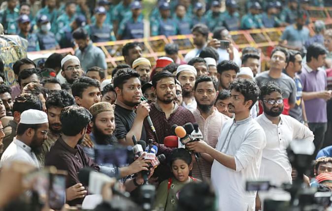 আওয়ামী লীগ নিষিদ্ধের দাবিতে বাদ জুমা বড় জমায়েতের ডাক হাসনাতের