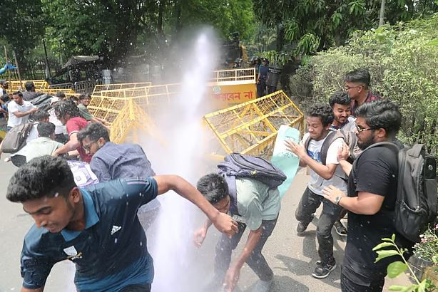 পুলিশের লাঠিপেটা–সাউন্ড গ্রেনেডে যমুনা অভিমুখে জবি আন্দোলনকারীদের লংমার্চ ছত্রভঙ্গ