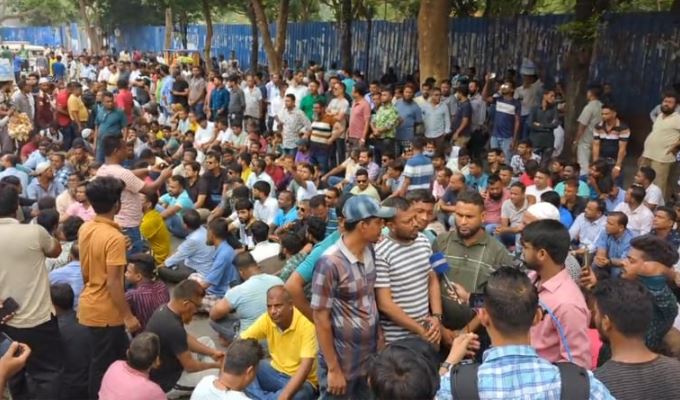 নগর ভবনে ইশরাক সমর্থকদের অবস্থান চতুর্থ দিনে, উপদেষ্টা আসিফের পদত্যাগ দাবি