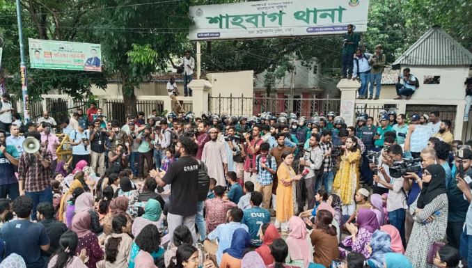 সাম্য হত্যার বিচার দাবিতে শাহবাগ থানা ঘেরাও