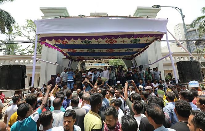 মঞ্চ বানিয়ে নগর ভবনে লাগাতার অবস্থানে ইশরাক সমর্থকরা