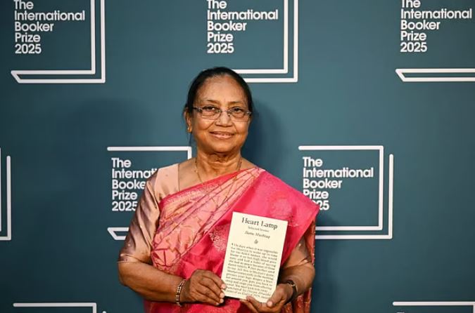 ইতিহাস গড়ে আন্তর্জাতিক বুকার পুরস্কার জিতলেন ভারতীয় বানু মুশতাক