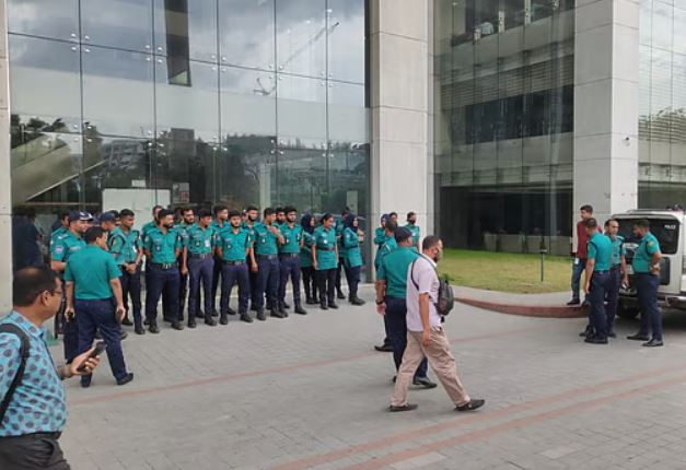 কর্মবিরতি অচল এনবিআর, প্রবেশের প্রধান দুই ফটক বন্ধ
