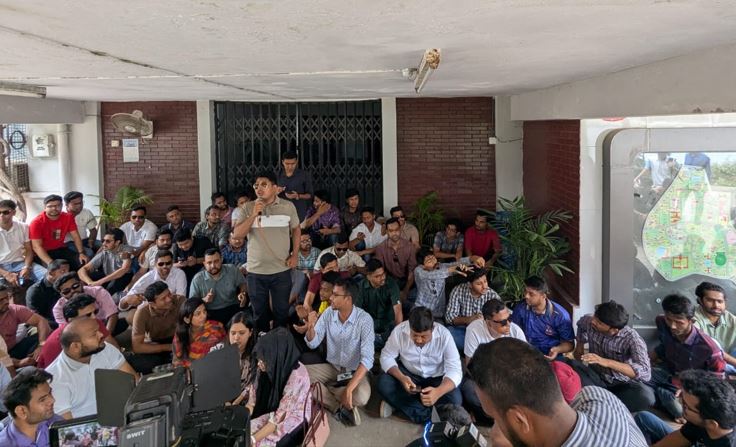 ভিসি কার্যালয়ের সামনে ছাত্রদলের অবস্থান, ভিসি ও প্রক্টরের পদত্যাগ দাবি