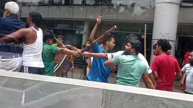 জুলাইয়ের আহতদের সঙ্গে কর্মচারীদের মারামারি, চক্ষুবিজ্ঞানে কর্মবিরতি