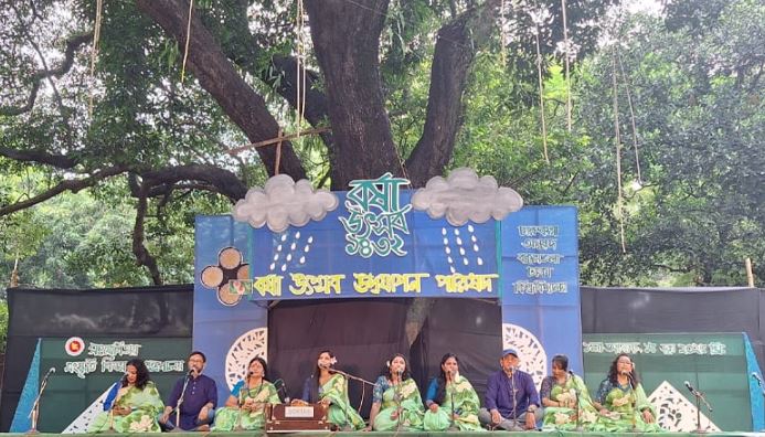 সেতারে বর্ষার আগমনী: চারুকলায় মেঘ-রোদের লুকোচুরিতে বর্ষাবরণ উৎসব