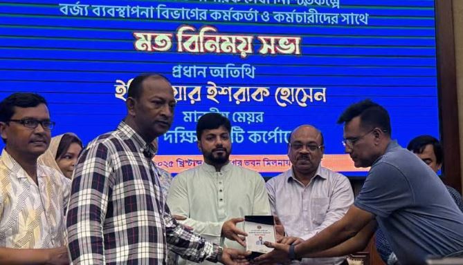 নগর ভবনের সভায় ইশরাক, ব্যানারে লেখা ‘মাননীয় মেয়র’