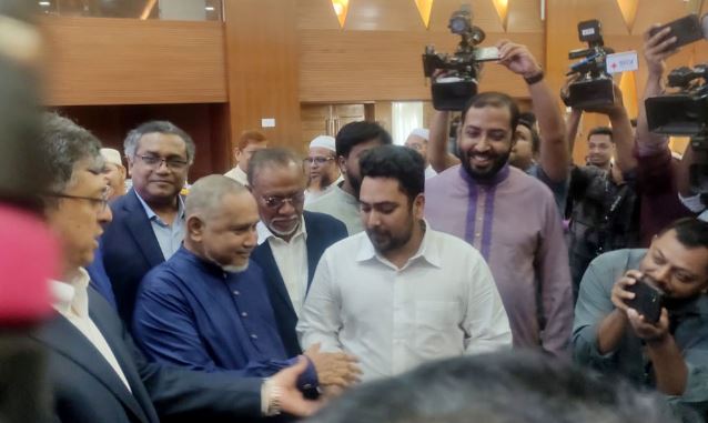 প্রধান উপদেষ্টা ফোনে ‘অভিমান ভাঙলো’ জামায়াতের, উষ্ণ অভ্যর্থনা পেল ঐকমত্যের বৈঠকে