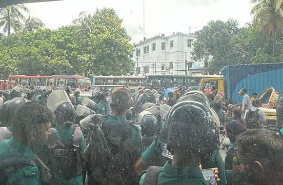 প্রেসক্লাবের সামনে আন্দোলনকারীদের ওপর পুলিশের সাউন্ড গ্রেনেড-জলকামান নিক্ষেপ