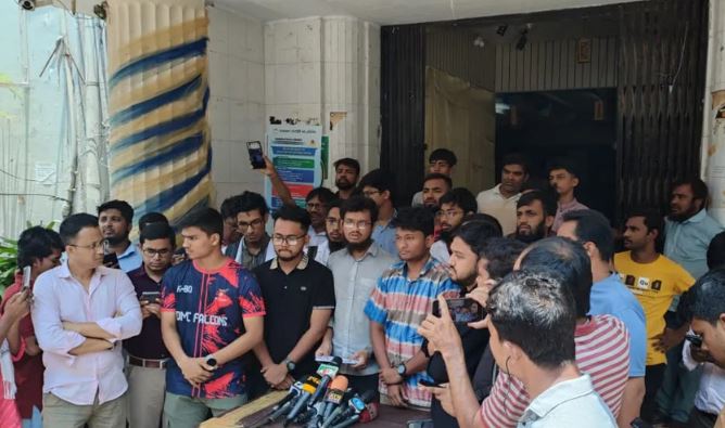 হল ছাড়বেন না ঢাকা মেডিকেলের শিক্ষার্থীরা, স্বাস্থ্য উপদেষ্টাকে ২৪ ঘণ্টার আল্টিমেটাম