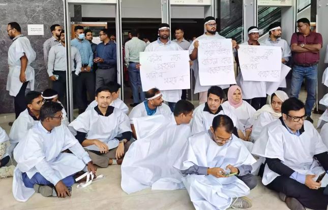 কাফনের কাপড় পরে কলম বিরতিতে এনবিআর কর্মকর্তারা
