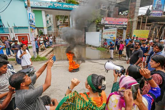 খুলনা মহানগর পুলিশের সদর দপ্তর ঘেরাও, ফটকে তালা