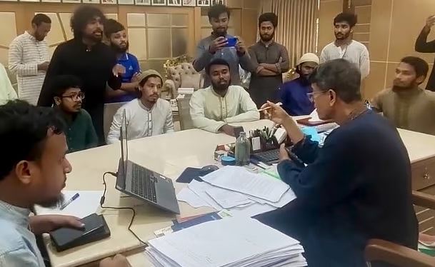 চবি শিক্ষক কুশলের পদোন্নতিবোর্ড বাতিল, ‘বাগবিতণ্ডায়’ জড়ানো শিক্ষার্থীদের ‘ক্ষমা’