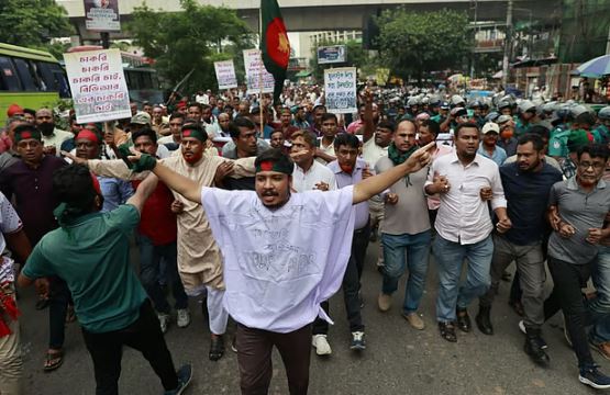 চাকরিচ্যুত বিডিআর সদস্যদের যমুনামুখী পদযাত্রা পুলিশের বাধায় ছত্রভঙ্গ