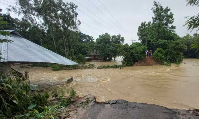 টানা তিন দিনের বর্ষণ: ফেনীতে বাঁধের ১৭ স্থানে ভাঙ্গন, ৩০ গ্রাম প্লাবিত, বিদ্যুৎ বিচ্ছিন্ন