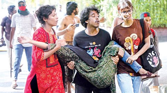 আন্দোলনে ছাত্রলীগের দফায় দফায় হামলা, রণক্ষেত্র ঢাবি