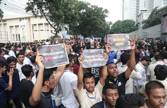 সচিবালয়ের সামনে ‘ভুয়া ভুয়া’ স্লোগান, শিক্ষা উপদেষ্টা ও সচিবের পদত্যাগ দাবি