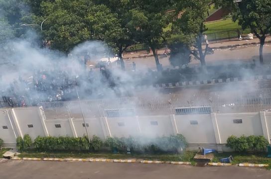 সচিবালয়ে শিক্ষার্থীদের সঙ্গে আইনশৃঙ্খলা বাহিনীর ধাওয়া-পাল্টা ধাওয়া, সাউন্ড গ্রেনেড নিক্ষেপ