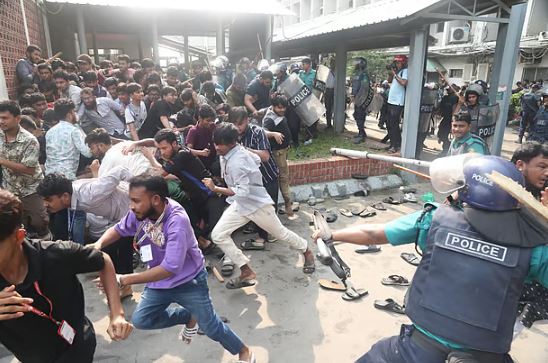 পুলিশের লাঠিপেটায় আহত ৭৫ শিক্ষার্থী ঢাকা মেডিকেলে