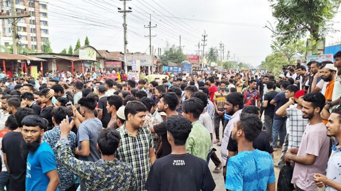 গাজীপুরে শ্রমিকদের মহাসড়ক অবরোধ, পুলিশের সাউন্ড গ্রেনেড নিক্ষেপ, আহত ১০