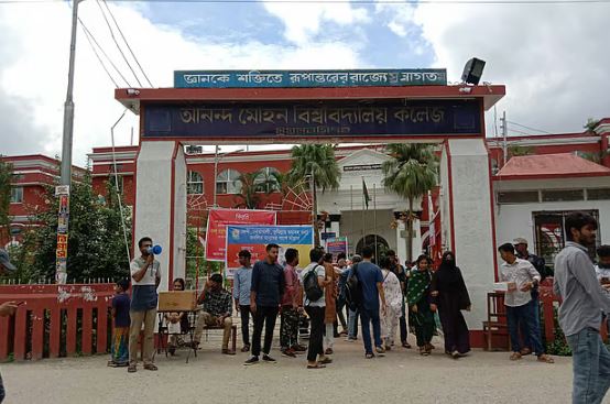 আওয়ামী লীগের ‘দোসর’ অভিযোগে আনন্দ মোহনের অধ্যক্ষকে ওএসডি
