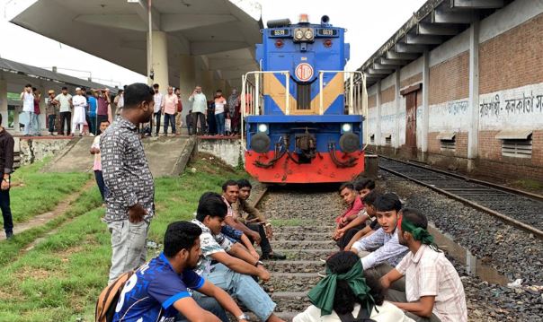 বিশেষ ট্রেন পছন্দ না হওয়ায় রাজশাহীতে রেলপথ অবরোধ করল ‘জুলাই যোদ্ধারা’