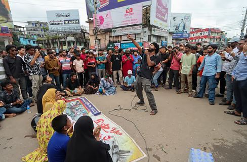 স্বাস্থ্য খাত সংস্কারের দাবি: ষষ্ঠ দিনের মতো ঢাকা-বরিশাল মহাসড়ক অবরোধ