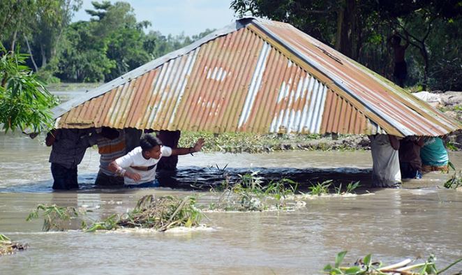 বন্যা: দুর্ভোগে তিস্তাপারের মানুষ, ঘরবাড়ি সরিয়ে নিচ্ছেন অনেকে