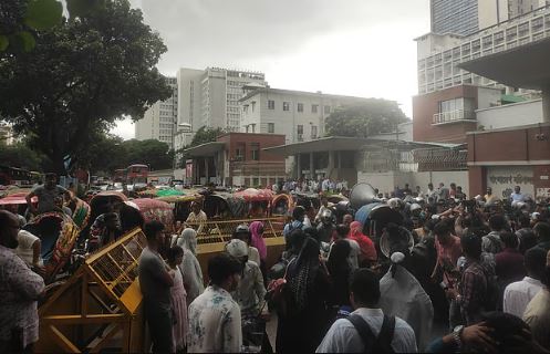 সচিবালয়ের সামনে অবস্থান জুলাই শহীদ পরিবার ও আহতদের, আসিফ নজরুলের পদত্যাগ দাবি
