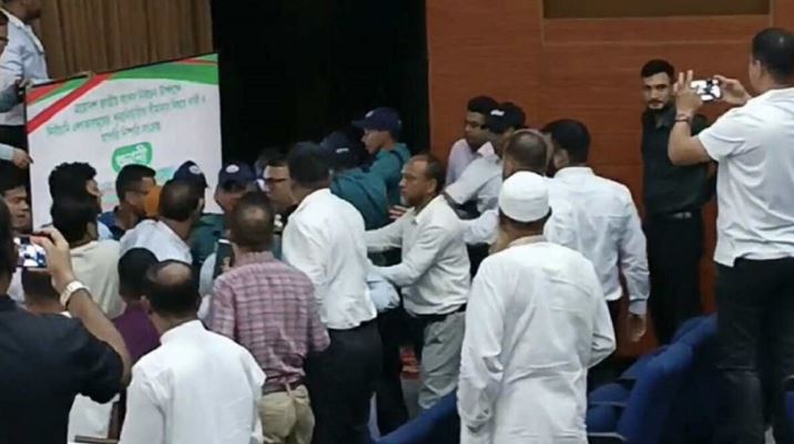 ব্রাহ্মণবাড়িয়া-২ ও ৩ আসনের সীমানা পুনর্নির্ধারণের শুনানিতে সিইসির সামনে মারামারি