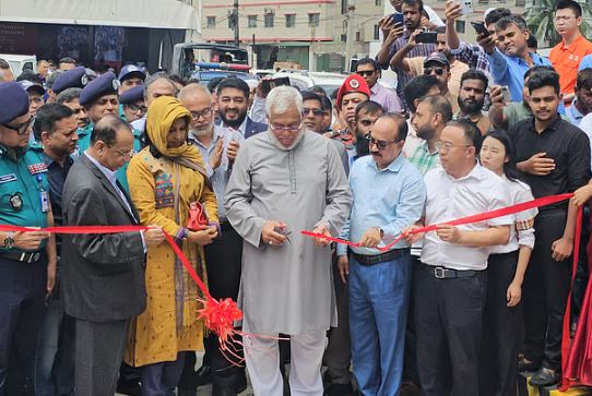 ফলকে নিজের নাম দেখে উপদেষ্টা বললেন, ‘এটা কি আমার বাপের টাকায় করছে?’