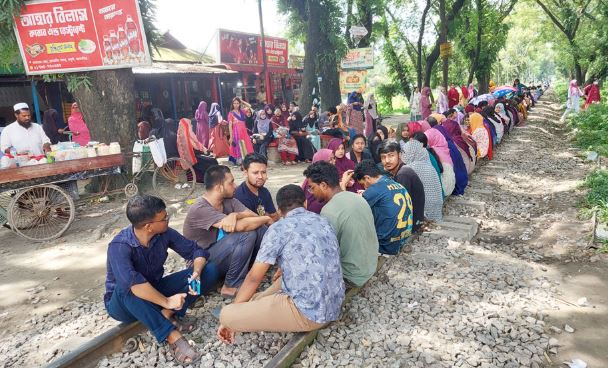 আন্দোলনে উত্তাল বাকৃবি, তিন দফা দাবিতে রেল অবরোধ