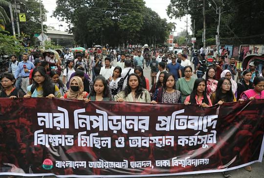 রিটকারী ছাত্রীকে ‘গণধর্ষণের’ হুমকির প্রতিবাদে ছাত্রদলের বিক্ষোভ