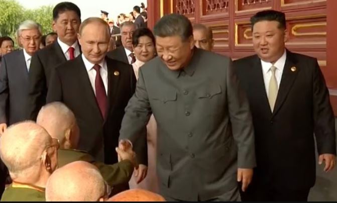 বিশ্ব নেতাদের নিয়ে সামরিক শক্তি দেখাল চীন